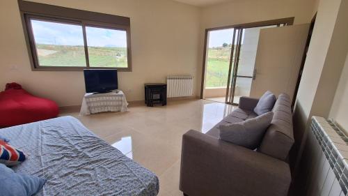 Mountain breeze apartment in Zahlė