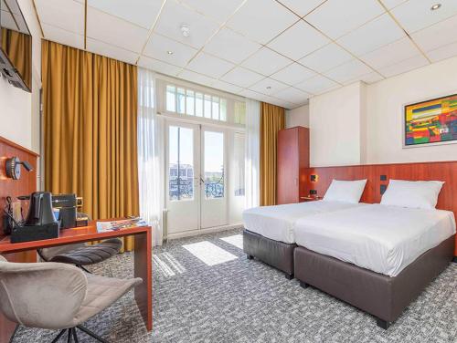 4 twin beds