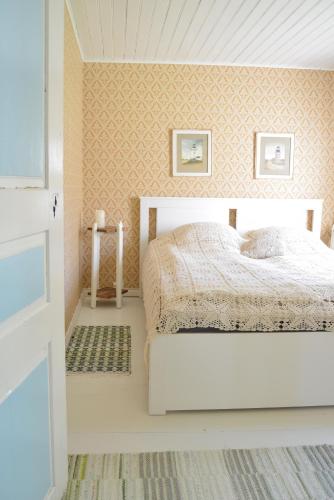 Cozy 200-Year-Old Cottage with Sauna near the Archipelago Trail