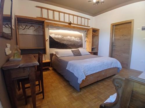 1 queen bed, 1 twin bed