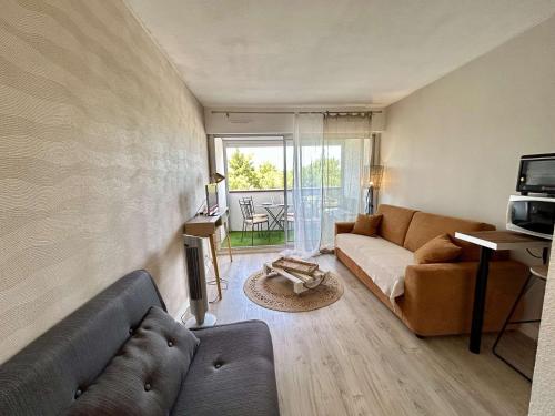 Studio rénové avec terrasse CT001-216
