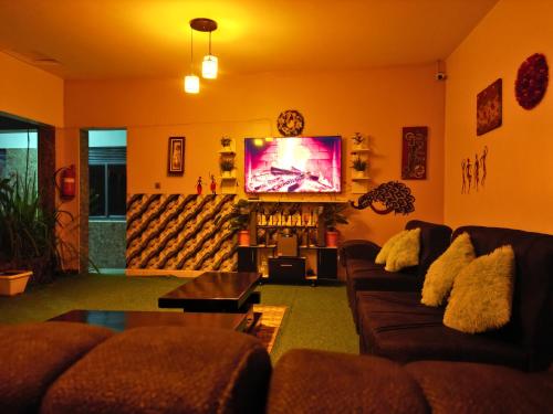 Koplietošanas atpūtas telpa ar TV, Roseland Apartment in Lira