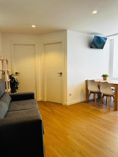 Apartamento Renovado-4 habitaciones-2 baños balcon y terraza para 7 personas