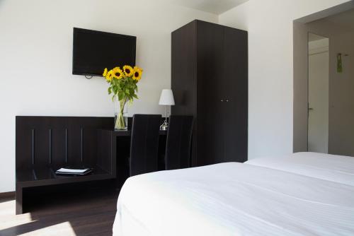 Deluxe Twin Room image 2