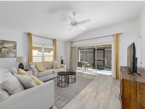 Walk to Brownwood, Spacious 3BR, Golfcart, BBQ