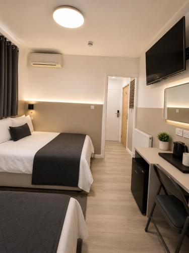 Plaza London Hotel Room Type - Triple Room with Balcony