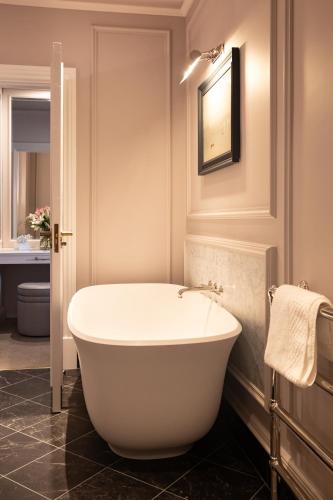 Bathroom, Hayfield Manor in Gillabbey