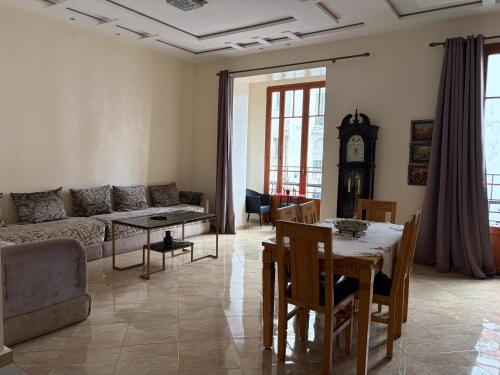 Appartement Néoclassique centre-ville dans un Immeuble encien au charme authentique de 1920, Casablanca