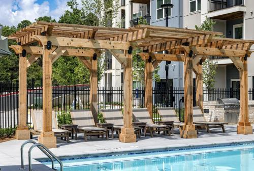 Úszómedence, Luxury 1BR Living in the Heart of Atlanta in Collier Heights