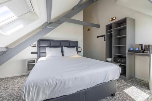 1 queen bed, 1 twin bed