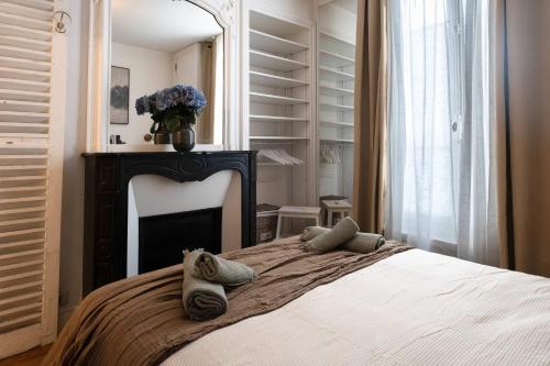 Luxury Parisian Flat Golden Triangle - image 11