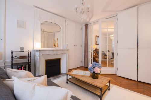 Luxury Parisian Flat Golden Triangle - image 3