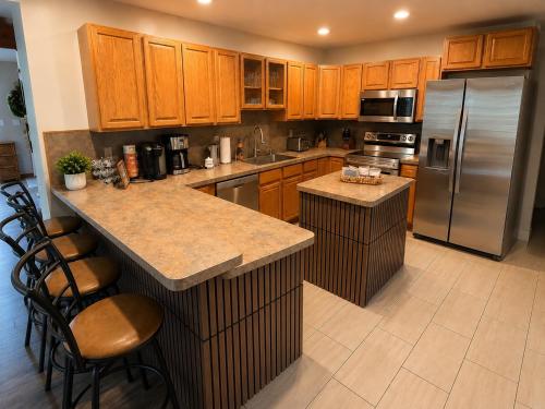 Pocono Hideout Family Home with Hot Tub Deck Sunroom Pool Big Bass Lake Larsen Lake Gouldsboro Clifton Township in Lehigh, USA