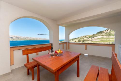 2 bedrooms, 3 beds
