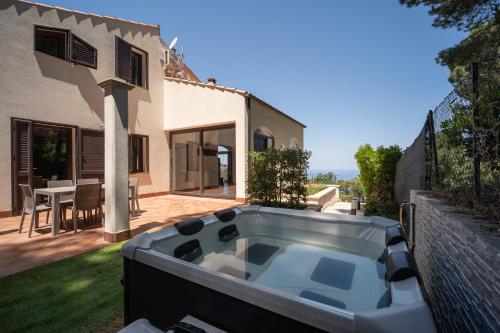 Breathtaking Sea Views & Jacuzzi in Cefalù