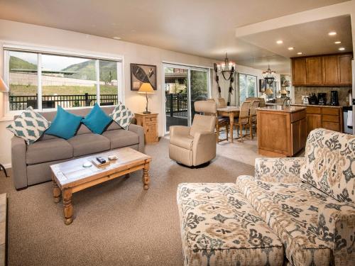 Vantage Point Condo 105 - image 3