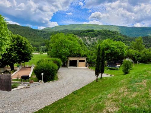 Játszótér, Gîte de la Source, Domaine de la Méouge, piscine et accès direct rivière (Gite de la Source, Domaine de la Meouge, piscine et acces direct riviere) in Barret-sur-Méouge