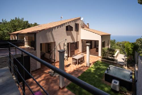 Infinity Sea Views, Jacuzzi & Sunset Over Cefalù