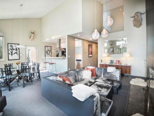 Vantage Point Condo 601 - image 3