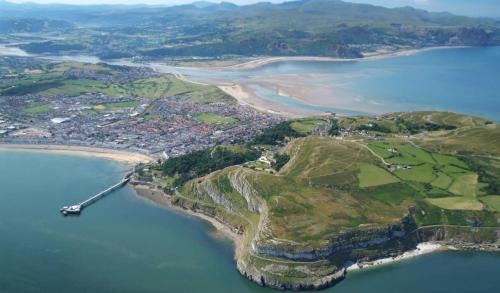 Coastal Retreat in Penrhyn Bay