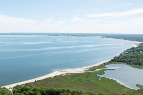 Luxury retreat with heated pool steps to the Beach in Hemptonbeja (NY)