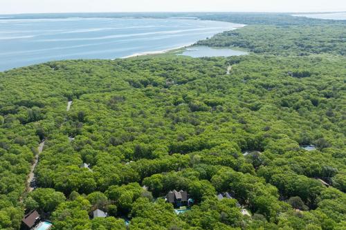 Luxury retreat with heated pool steps to the Beach in Hemptonbeja (NY)