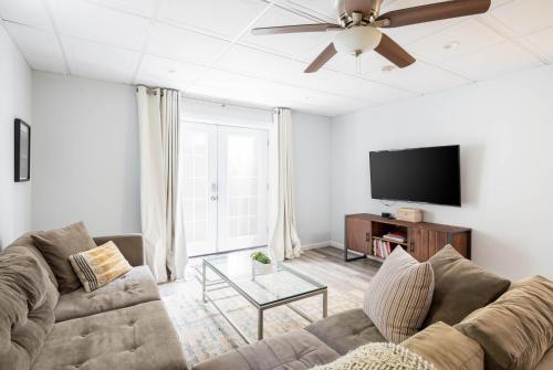 Luxury retreat with heated pool steps to the Beach in Hemptonbeja (NY)