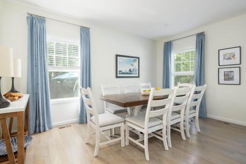 Luxury retreat with heated pool steps to the Beach in Hemptonbeja (NY)