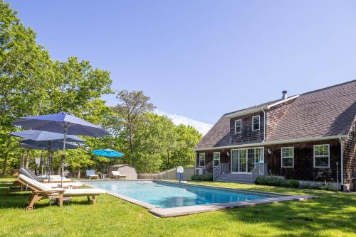 Luxury retreat with heated pool steps to the Beach in Hemptonbeja (NY)