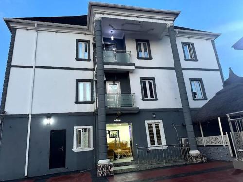 Mountaintop Hotel – khách sạn tại Ojodu