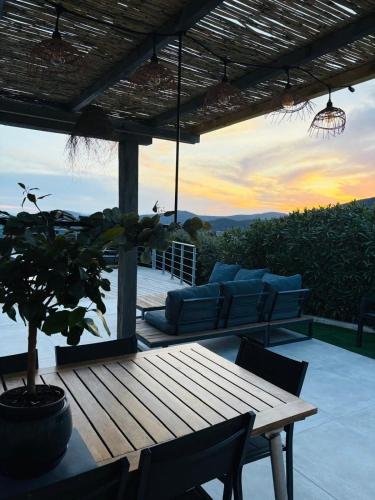 Splendid villa with swimming pool & sea view - image 3