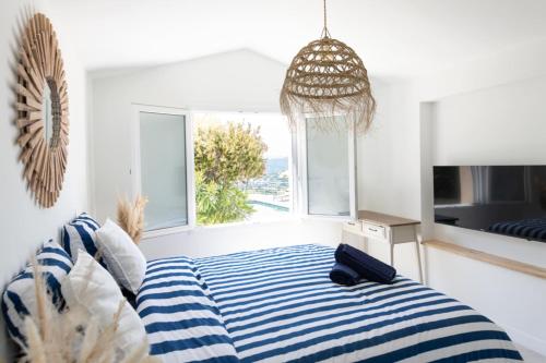 Splendid villa with swimming pool & sea view - image 2