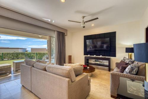 Stylish Condo with Pool, Ocean Views, Fitness & Private Patio Grill – khách sạn tại El Tezal