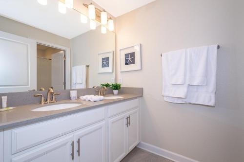 4BR Town House with Pool 4809AM - image 4