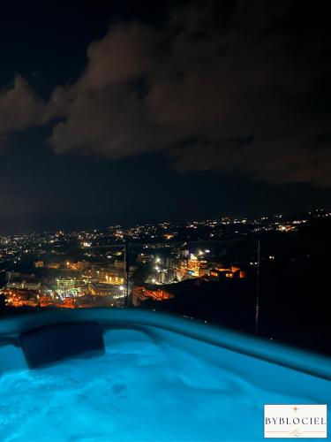 Banheira de hidromassagem, BYBLOCIEL I Luxury Duplex I Byblos Jbeil Lebanon I Panoramic Terrace I Private Hot Tub in Blat