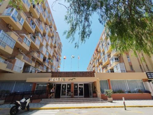 Estudio vista al mar,ideal para dos personas,piscinas ,completamente equipado , rodeado de restaurante y comercios ,estación Renfe