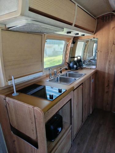 Konyha, caravane airstream mantenay in Saint-Trivier-de-Courtes