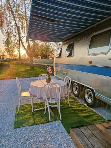 Létesítmények, caravane airstream mantenay in Saint-Trivier-de-Courtes