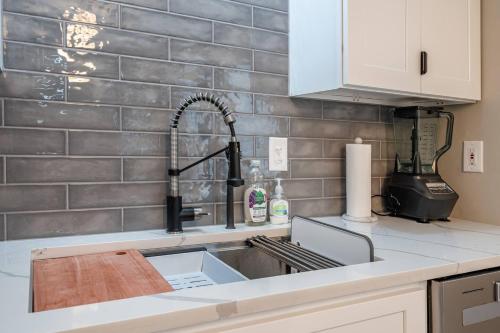 Modern Home • Near Downtown Woodstock • King Bed in Woodstock (GA)