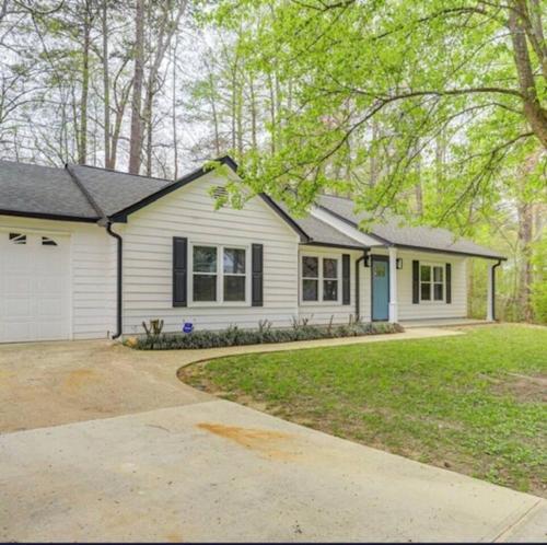Modern Home • Near Downtown Woodstock • King Bed in Woodstock (GA)