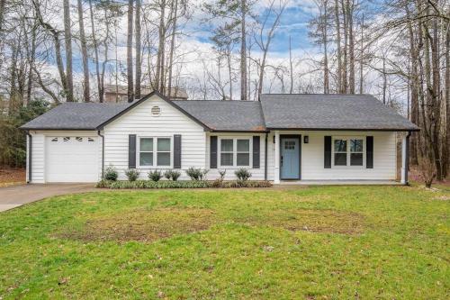 Modern Home • Near Downtown Woodstock • King Bed in Woodstock (GA)