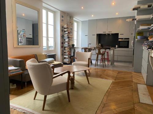 LA VIE en ROSE - grand salon, cousine, 1 chambre, grand sale de bain
