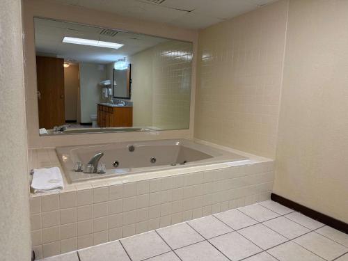 Pezsgőfürdő, Econo Lodge Inn & Suites Wisconsin Dells in Wisconsin Dells