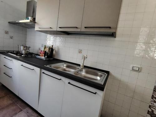 кухня, Villa San Giorgio Vacation Home - Romantic two-room apartment in Сапрі