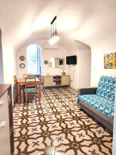 Вітальня, Villa San Giorgio Vacation Home - Romantic two-room apartment in Сапрі