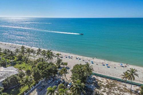 Gorgeous luxury home w private pool & outdoor space in Lely Resort