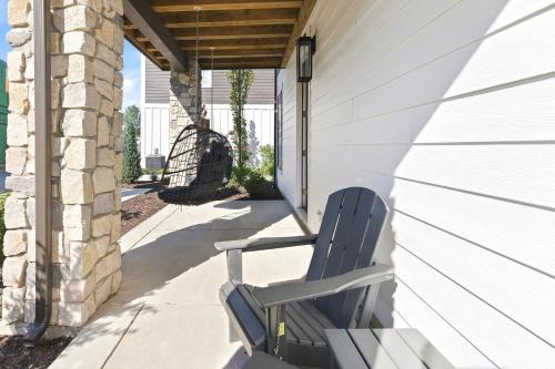 NEW Elevated Lake Living Walk to Beach EV & Pool in Union Pier (MI)