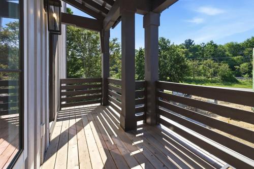 Balcony/terrace, NEW Elevated Lake Living Walk to Beach EV & Pool in Union Pier (MI)