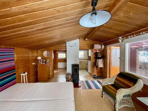 An idyllic little summer cottage in the middle of the nature with Hot tub in Utajärvi