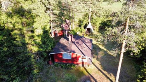 An idyllic little summer cottage in the middle of the nature with Hot tub in Utajärvi